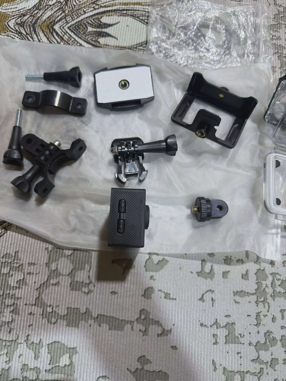 هذه كاميرا أكشن رياضية عامة (Generic Action Camera) مكتوب عليها 4K Ultra HD Wi-Fi، ومن الملصق الخلفي يظهر الموديل AT-C200 مع بطارية ليثيوم 900mAh.تصوير فيديو حتى 4K (غالبًا بدقة فعلية أقل في بعض النسخ الاقتصادية).
اتصال Wi-Fi للتحكم من الهاتف.
شاشة خلفية (غالبًا 2 بوصة).
بطارية 900mAh قابلة للشحن.
تأتي مع قواعد تثبيت للخوذة والدراجة كما يظهر في الصور.
تدعم بطاقة ذاكرة microSD.
اخوان كامرا نضيفه جدا يجي وياها رام 32كيكه 
السعر 40.000 مع التوصيل لجميع المحافظات راسلني واتساب وتدلل هذا رقمي ***********
