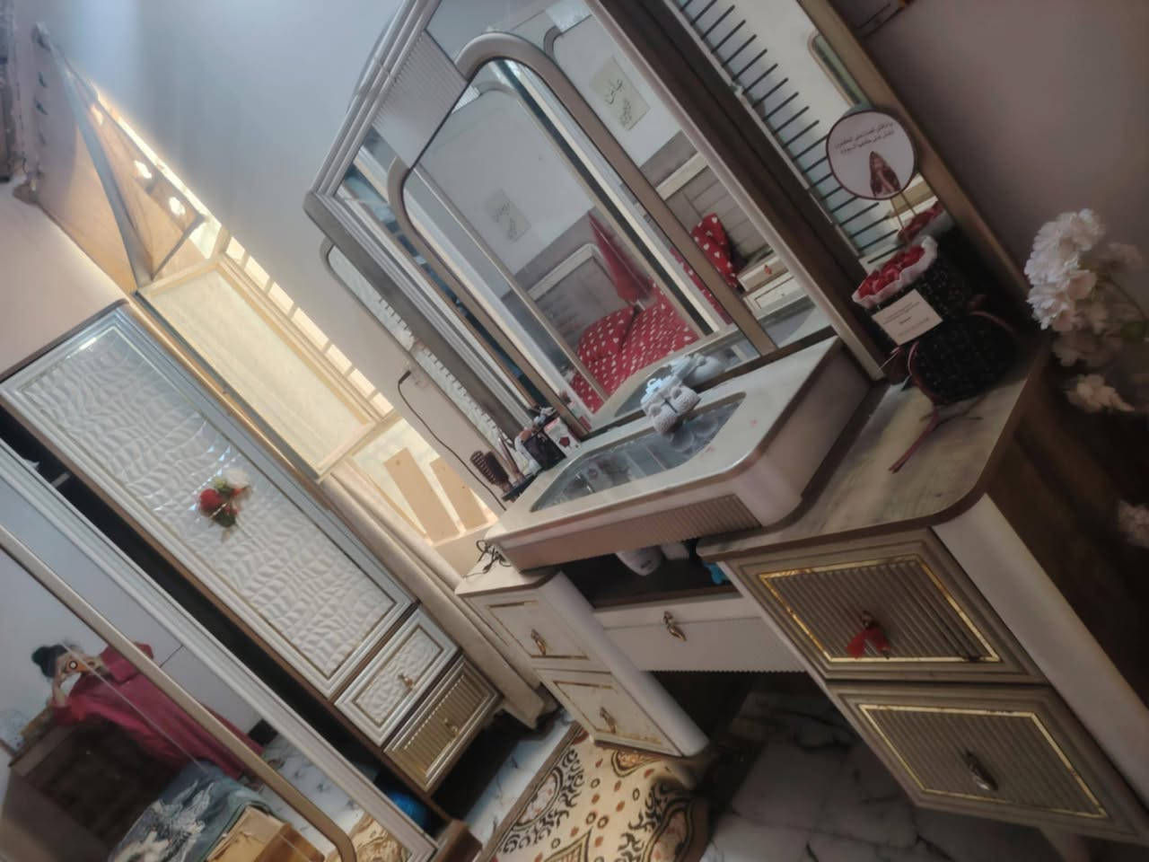 للبيع  غرفه تركي بابين سلايت بابين فتح الغرفه 8 قطع ضخمه كلش ونضيفه بيها فقط الجربايه خربانه يعني تشترون الها جربايه  خشب أو تحطولها حدايد كلش نضيفة وكاملة مكانهه نجف حي النداء


**إذا كنت صاحب هذا الإعلان وتريد حذفه لأي سبب، رجاءا أرسل رسالة إلى الدعم الفني**