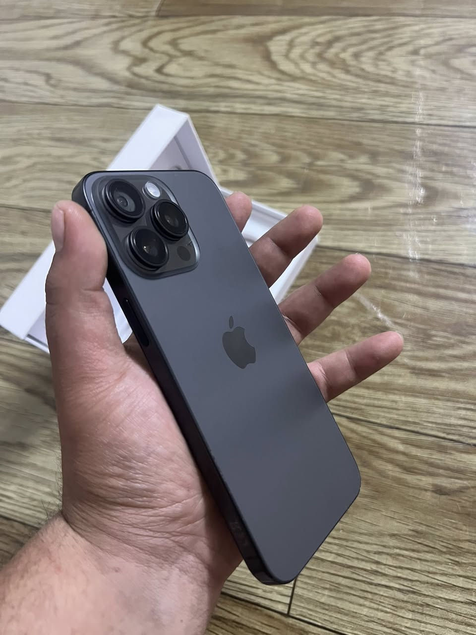 ايفون 15 برو ماكس  (( شرق اوسط ،، ضمان ماستر )) لون تيتانيوم  اسود  مميز للبيع او مراوس ب ايفون فقط واخذ فرق :- 
لون تيتانيوم اسود✅
ذاكره 256 ✅
بطاريه 86 ✅
شرق اوسط ماستر ✅
شاصيه كفاله عامه حت من الزلغ ✅
كامل ملحقاته كارتونته وكفر ماكسيف ✅
شاشه 3 خيارات ✅
فيس ايدي شغال ✅
الجهاز مستبدل شاشه احسن نوعيه بل سوك حالها حال الاصلي وتجي وتفحص واذا تحب راسلني واتساب اصورلك فديو عله اشوفك سلاستها وشكد اصليه السعر 625 
العنوان بغداد 
***********
