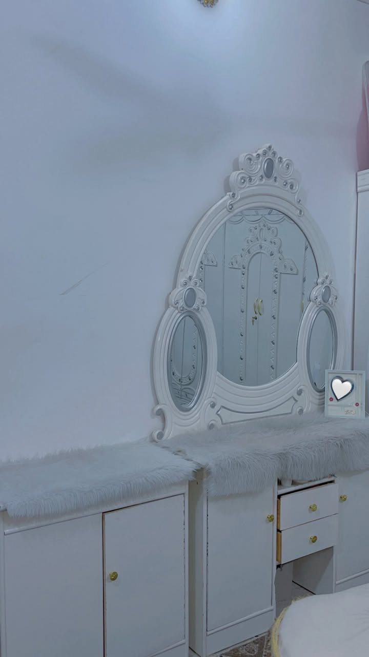 السلام عليكم
غرفة اخشاب مال عرسان مستخدمة فترة قصيرة متكونة من 8قطع
كنتور وجرباية وتاج جرباية و2 كومديات جرباية وميز مراية وميز ثاني مثل ماموضح بالصور وشازلون نضيفة كلش العنوان النجف للستفسار
مراسلة هذا الرقم واتساب ***********
