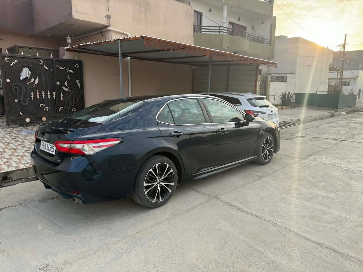 السلام عليكم
تويوتا كامري 2018 se ،،،،،، سعر 175 

بصمة تشغيل وبصمة ابواب رادار امامي وجانبي 
رقم كركوك جديد وكاله وتحويل بشرط 

ضرر السيارة فقط باب سائق تبديل شرط 
مكان السيارة صلاح الدين بيجي 
للأستفسار خاص او الاتصال على الرقم 
***********
