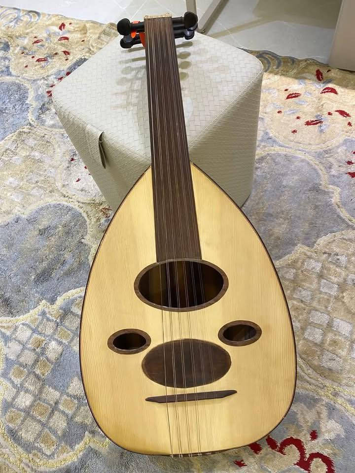 السلام عليكم عود سحب من صناعة المشهور سنان سمير من مركز عود العراق مشتريه صوته يصير هادئ وبيه شوية شجن ونوع الخشب يصير بلوط وخشب السيسم ومعاه ريشه واوتار شبه جديده وجنطه مشتريه 600 وانته سعره انته حدده وطبلي عالواتساب   عنواني بغداد حي الجامعه وخابرني على هذا الرقم *********** او من خلال الفيس تكدر تراسلني عالماسنجر وشكرا
