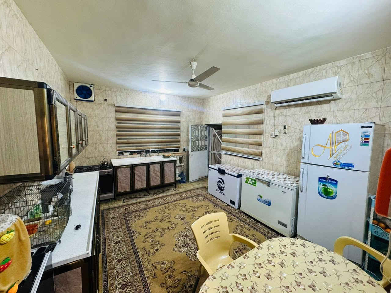 بيت للبيع بالمسيب بحي المعلمين جهة المشتل 
المساحة: 310 متر مربع
السند زراعي ٢٥ تحويل مباشر 

عدد الطوابق: طابقين
واجهة البيت: 13.5 متر
النزال: 23 متر
سنة البناء: 2003

نوع البناء: طابوق
السقف: كونكريت
الأساس: شريطي متر × متر
الخدمات ماء و كهرباء بضفيرة خاصة
وشارع مبلط بعرض 8 أمتار حتى باب البيت
الموقع منطقة هادئة ومرغوبة في حي المعلمين 

الطابق الأرضي استقبال 6 × 4
مطبخ 5 × 4 سيراميك إسباني
صالة كبيرة مفتوحة
غرفتين نوم 5 × 4
مجمع صحي داخلي معزول 
صحيات خارجية
كراج سيارة كبير أرضية كرانيت
حديقة كبيرة
مخزن
مناور جانبية للمنزل
الطابق الثاني غرفة نوم 5 × 4
سطح أول كبير
المشتمل معزول بالكامل
درج خارجي معزول
غرفة نوم 5 × 4
صالة 6.5 × 3.5
مطبخ 2 × 3
مجمع صحي مع منور
مساحة واسعة في السطح الأول
سنة بناء المشتمل 2016
السعر ٢٥٥ مليون قابل للتفاوض 

عنوان المكتب: المسيب الشارع العام _ فلكة الحي الصناعي مجاور ابو مروة للسيراميك 

عقيل الشمري 
***********

#realeastate #عقيل_الشمري #مكتب_قضاء_المسيب_للعقار 
#حي_المعلمين #بيت_للبيع
