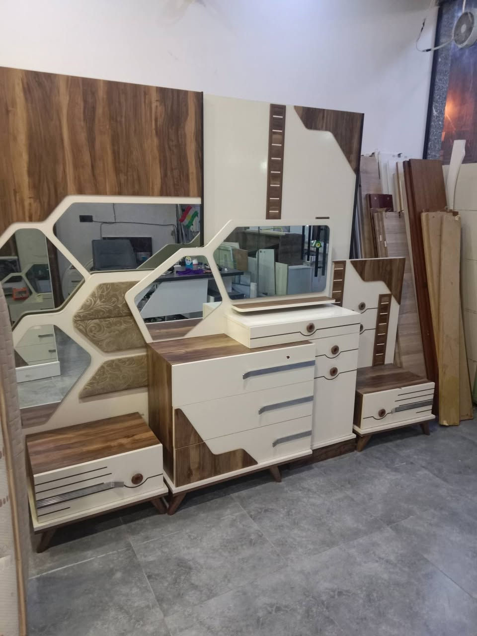 غرفه نوم 5 قطع للبيع مع شد ونقل ودوشك سعر 450 للتواصل ***********
