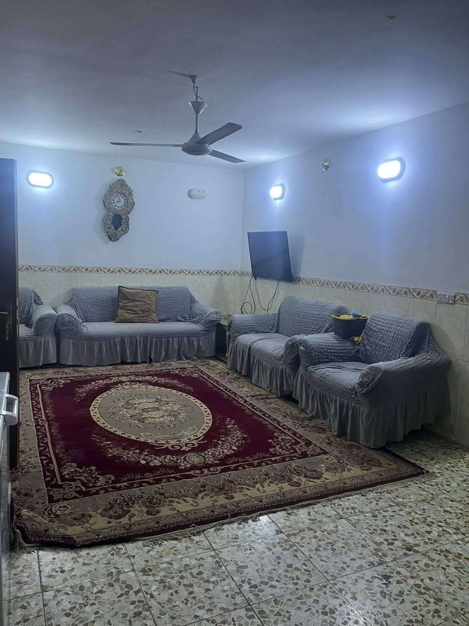 🏡 دار مميز للبيع – موقع حيوي واستثماري
📍 الموقع: خلف المحكمة الجديدة
قرب مطاعم الجمجمة – فرع سنتر بندقة
📐 المساحة: 220 م²
🏗 البناء: طابقين – جاهز من كلشي
✨ المواصفات:
3 غرف نوم
صالة
مطبخين (حار + بارد)
هول علوي + هول سفلي
3 صحيات
طارمة
📄 الوضع القانوني:
معاملة تطويب منجزة
مستلم قصاصة رقم وتاريخ
✅ موقع ممتاز
✅ بناء حديث
✅ مناسب للسكن أو الاستثمار
📞 للاستفسار:
***********
