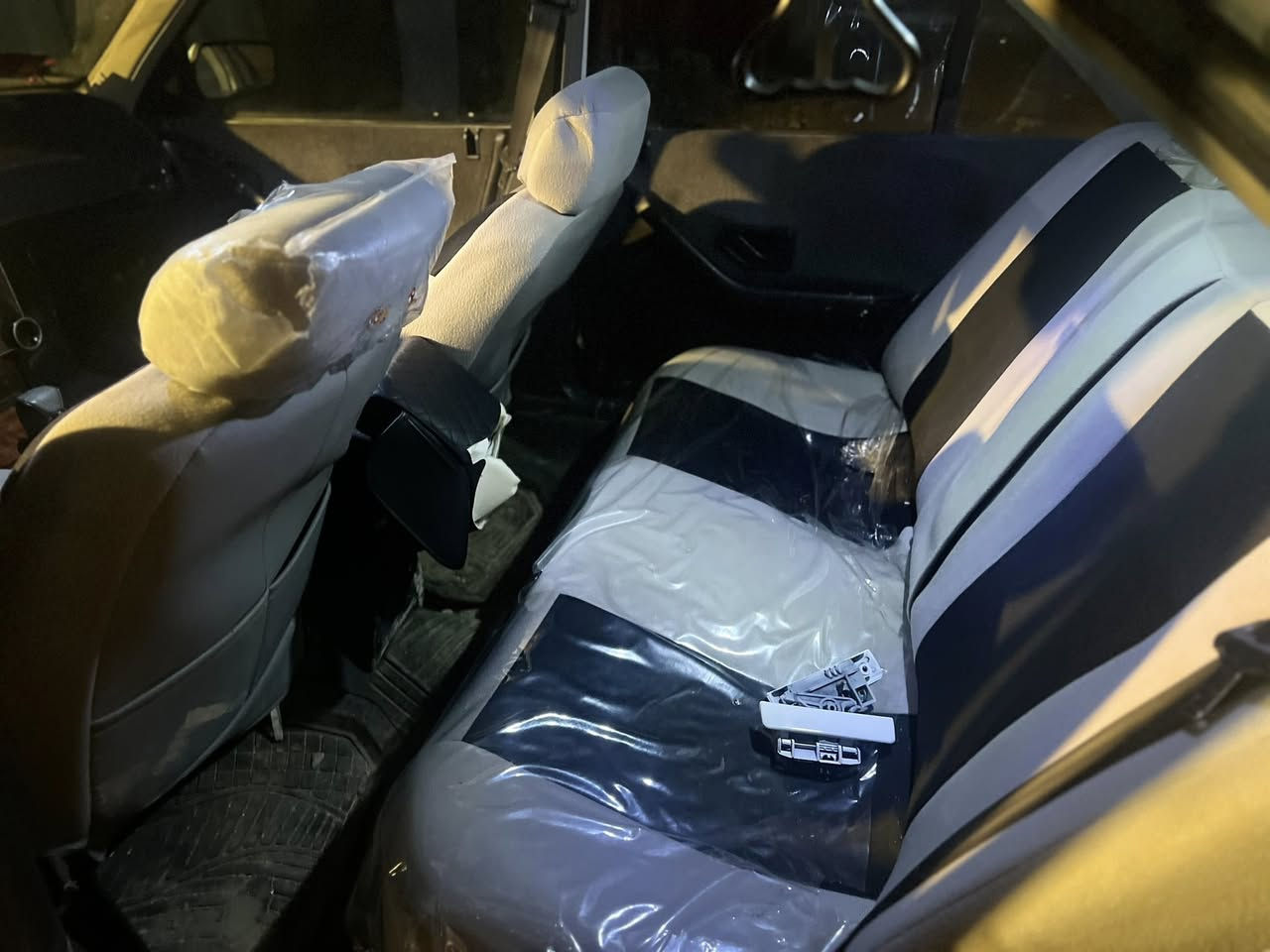 بيجو بارص خصوصي رقم نجف.
بيها. جاملغ جهة السايق شبر وبيها. جامع خلفي. وطخة باب خلفي جهة العبري. 

سيارة نظيفه وخير من الله مكينه وكير كفاله لاتبخير ولا تنقيص. شاشه اصليه شادلها ب٣٠٠. وبيها نشره مخفيه بلبيبان سياره تراي وين متريد. لايت انون اصلي مازدات زوج جدد راديت جديد   مكاني كربلاء.  السعر. ٥٠ وبيها مجال للتواصل خاص. او ***********.
