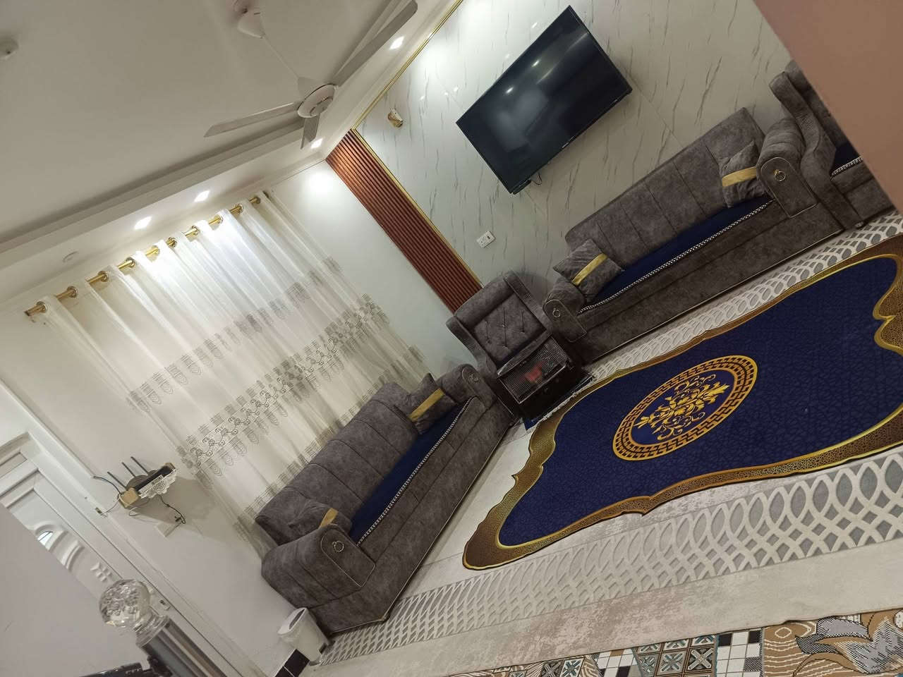 السلام عليكم بيت للبيع في مجمع الكرار مساحة ٢٠٠ متر متكون من غرفة أو صالة أو مطبخ او استقبال أو غرفة بالطابق الثاني بيت نظيف يبعد عن السنتر شارع واحد شارعة ١٢ تبليط مجاري إنترنت ضوئي مطلوب للمصرف ٥٠ مليون تسديد بالشهر ٢٤٥ البيت مرحلة أولى اي استفسار الاتصال على الرقم ***********
