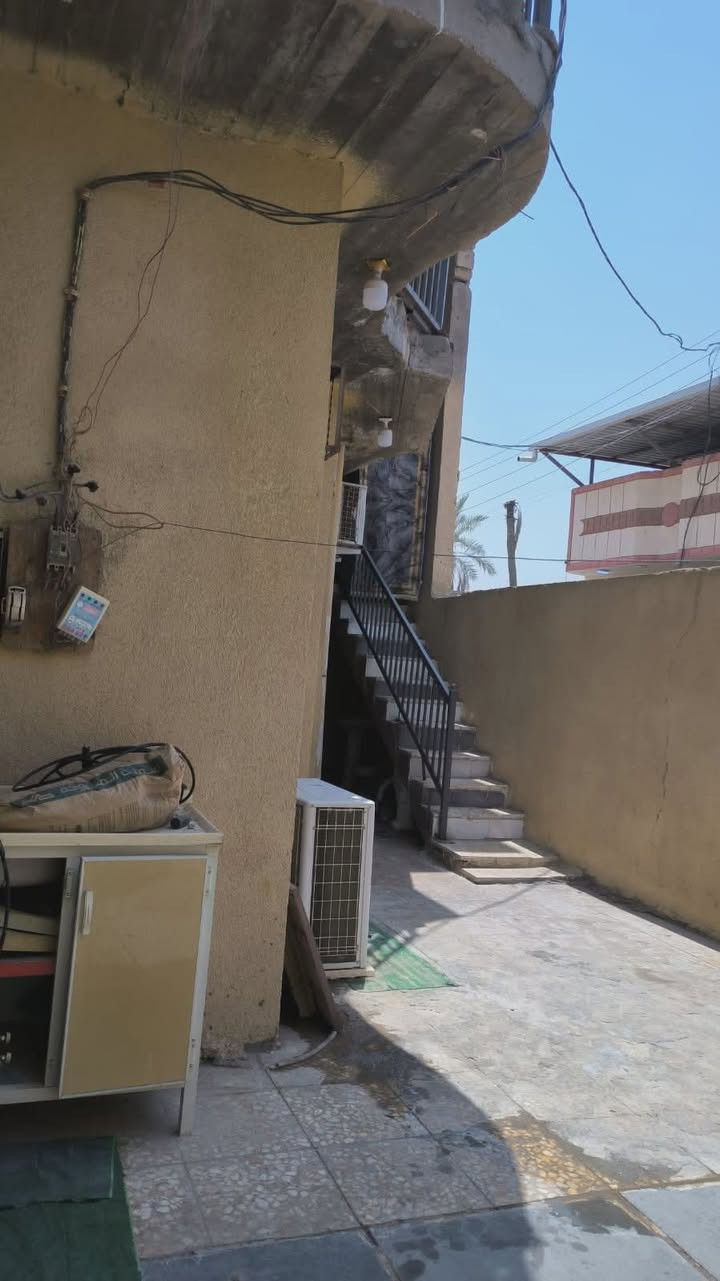 منزل للبيع،في البصرة الكباسي شارع جمعه القريني ييعد 100 متر عن الشارع العام، كهرباء وماء،واجهيه 10 نزال20،مساحة 200م،طابو زراعي مشترك حصه وعقد مصدق محكمه وبلديه، بناء 2015 ثرمستون،طابق ارضي، وطابق ثاني شقتين،شقه باب خارجي وشقه الثانيه باب داخلي،سعر مناسب وموقع حلو ومتوفر يمه كافة الإحتياجات،منطقه هادئه وكذلك جوارين،باقي تفاصيل والسعر مراسلة او الاتصال بالرقم،***********
