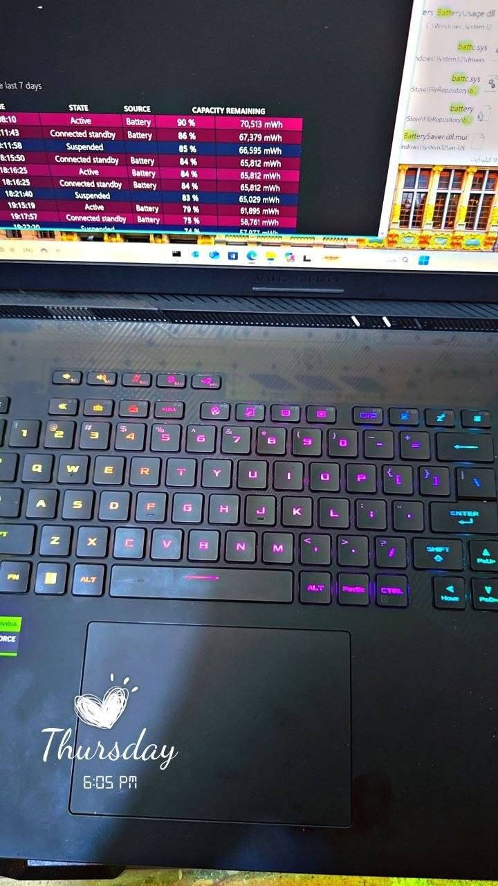 حياكم الله عيوني للبيع: وحش الألعاب والإنتاجية ASUS ROG Strix SCAR 18 (G834JZR) بحالة الجديدة مع كامل ملحقاته اخوان انتبهو هءا فئه الscar الي هو اعلى فئة باسوس وليس فئه الgالي هو ادنى من الاسكار

فرصة مميزة لاقتناء جهاز متكامل للأداء العالي (ألعاب، مونتاج، وتصميم) بحالة ممتازة جداً وتحت ضمان الشركة.

المواصفات التقنية للجهاز:

المعالج: Intel Core(TM) i9-14900HX بسرعة 2.20 GHz.

الذاكرة العشوائية (RAM): 32.0 جيجابايت.

كرت الشاشة: NVIDIA GeForce RTX 4080 Laptop GPU بسعة 12 جيجابايت.

التخزين: هارد بسعة 1 تيرابايت.

نظام التشغيل: Windows 11 Pro.

البطارية: كفاءة ممتازة تعمل بنسبة 86% من سعتها الأصلية.

الملحقات الإضافية (جديدة بالكامل):

حزمة Fantech (5 في 1): تتضمن ماوس، كيبورد، وماوس باد أصلية.

ماوس الوكالة الأصلي: ROG GLADIUS III.

تبريد خارجي: قاعدة تبريد (Notebook Cooler) من نوع NC22 لضمان أفضل أداء.

محول متعدد المنافذ (HUB): من نوع Yesido (يدعم شحن PD بقوة 140زاط ومنافذ USB 3.0/2.0).

إضافة إضافية: شاحن متنقل ملحق مع الجهاز.

ملاحظة: ملحقات الجهاز مامستخدمات بحالة الجديدة تماماً وتحت ضمان الشركة. وموجوده الوصولات
اما الجهاز استخدام قليل وبطاريته صحتها86٪
كلش كلش نظيف الجهاز اخوان توصيل ماعندي عنواني بابل

  مع كامل ملحقاته مامفتوحات من الباكيت 
 السعر: تاخذه كامل هو وملحقاته
 ب3 مليون و400وبي مجال ان شاءالله 
تواصل واتساب او خاص  ***********
