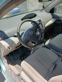 تويوتا يارس موديل 2010ماشيه 270 بيهه بس باب وجاملغ عارضهه 75ورقه وبيهه...