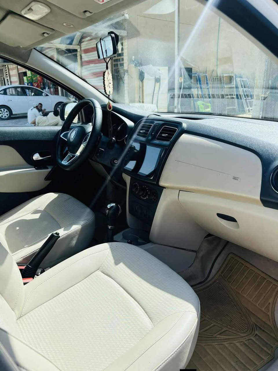 رينو ٢٠١٩
رقم كربلاء لون ابيض 
سياره جاهزه من كلشي 
***********
