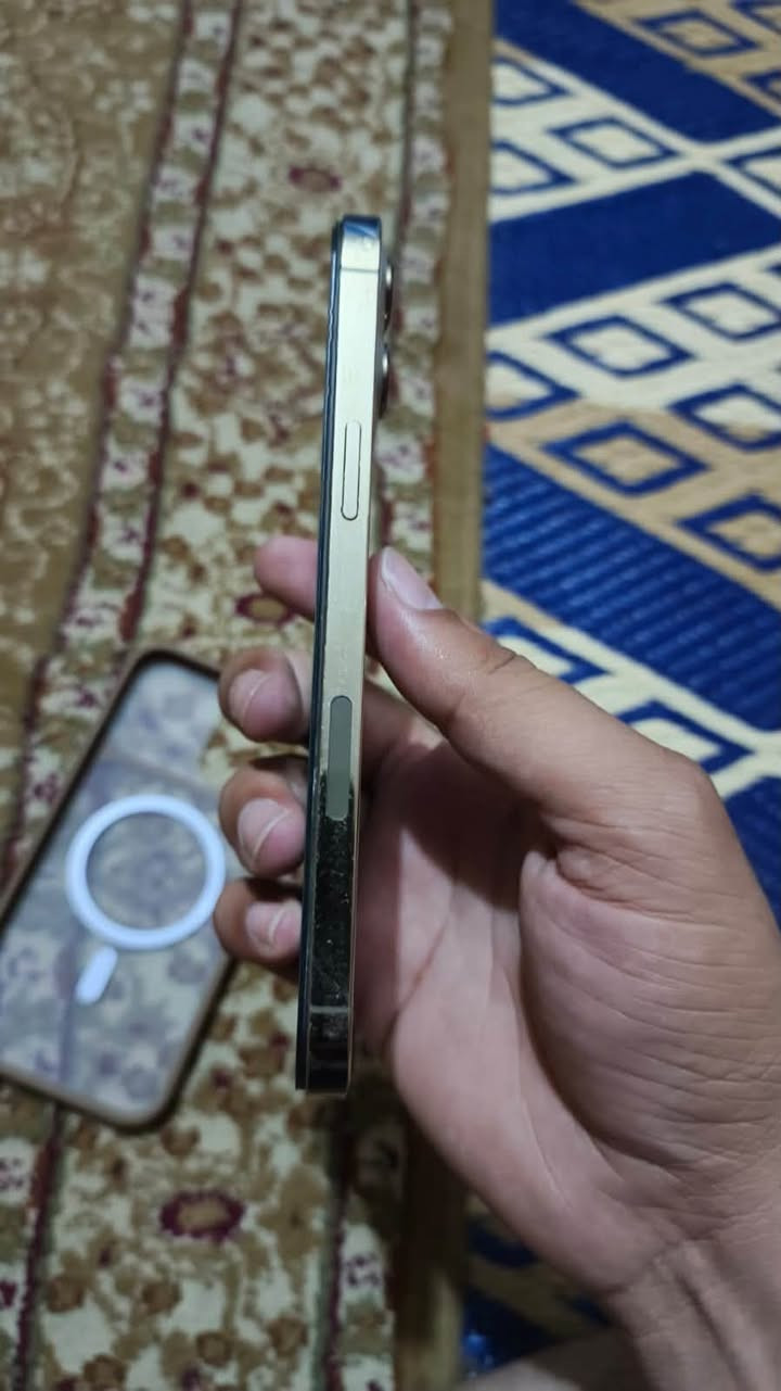 آيفون ١٢برو ماكس
مبدل شاشه فقط بدون تعليك ولاك 
بطريه اصليه ٩١ فيس إيدي شغال 
فرمت حدث كله شغال 
بغداد مدينة الصدر 
وتساب ***********
