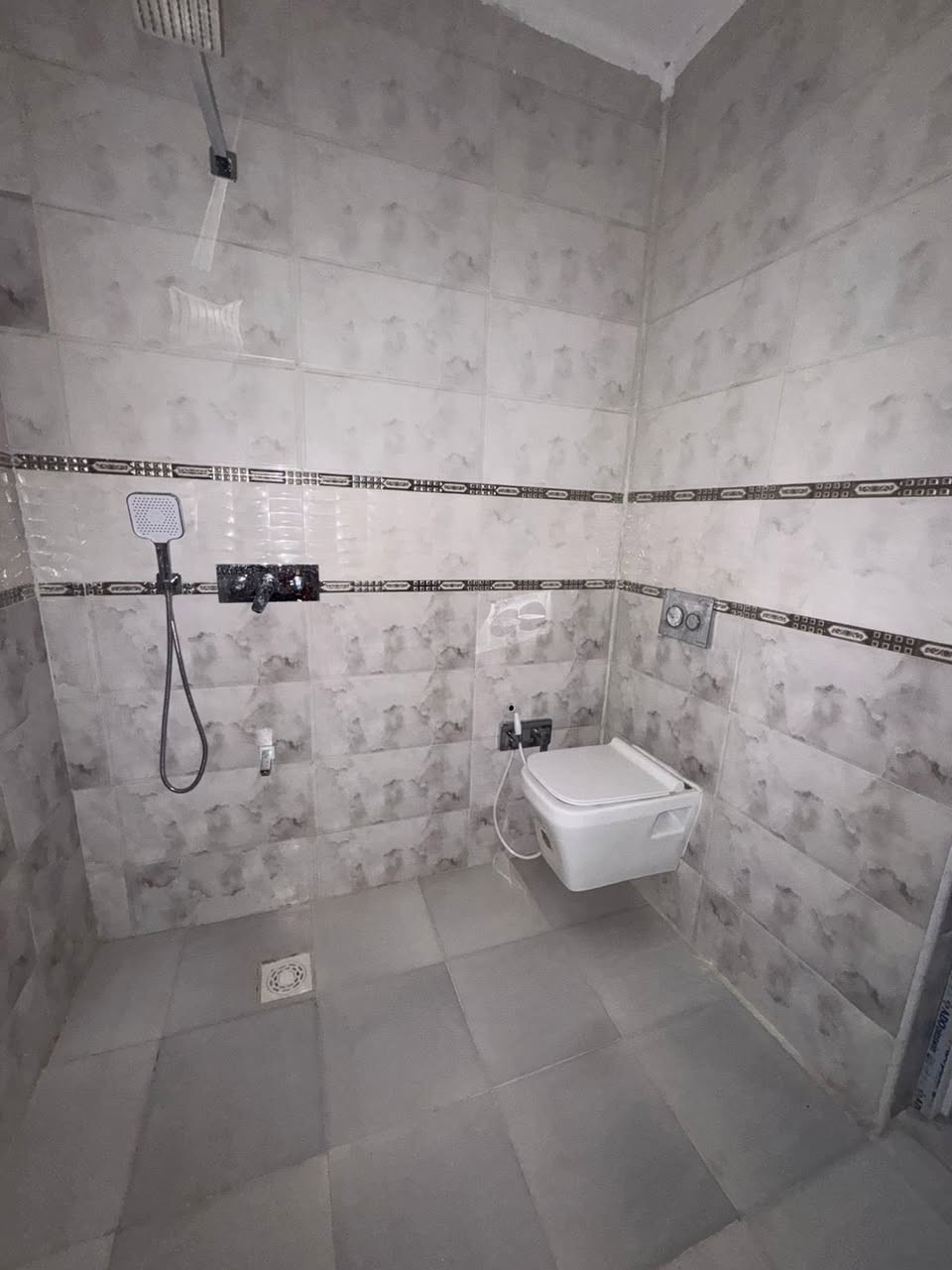 🏡 بيت للبيع – فرصة مميزة

📐 المساحة: 100 متر
📏 الواجهة: 5 م
📏 النزال: 20 م
🏢 عدد الطوابق: طابقين
🧱 البناء: طابوق بالكامل

📍 الموقع:
القبلة – حي القائم
قريب من فلكة البريد
قريب من الأربع شوارع
خلف كرزات الشمال

🔹 تفاصيل البيت:

 • 3 غرف نوم (واحدة ماستر / سويت)
 • صالة
 • مطبخ
 • منور يصلح مطبخ حار (بحاجة تسقيف فقط)
 • خدمات داخلية وخارجية
 • السطح كاشي
 • نظام بواري السبلت دفن
 • نظام كاميرات
 • البيت زيرو – غير مسكون
 • البيت باسم المالك مباشرة
سعر ٢١٥ قابل للتفاوض 🤍

📞 للتواصل:
***********
أو الدايركت ✉️
