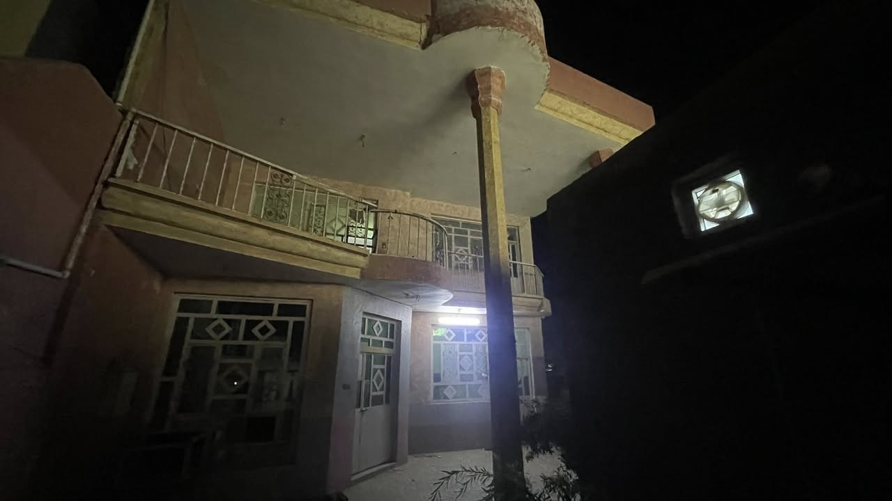بيت للايجار أو الاستثمار يصلح مجمع طبي أو معهد تدريسي اهلي أو روضه علما ان البيت يحتوي على صيدليه مع عياده تمريضيه بناء البيت يتكون من خمسة غرف صاله عدد اثنين مع مضيف صحيات داخليه وخارجيه قرب مستشفى الإمام علي عليه السلام نهاية الشارع المؤدي إلى شيخ عدنان فيحان الاستفسار على الرقم***********    واتساب موجود اخوان سكن  عائله ما أأجره
