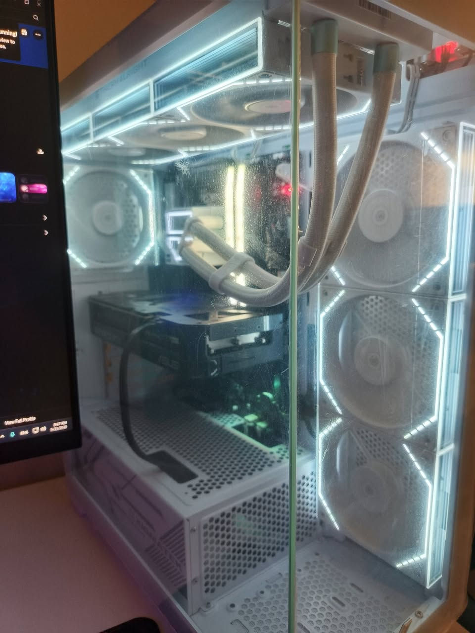 السلام عليكم تجميعة بالمواصفات التالية:
1- معالج : r5 7600x 
2- كارت : Rtx 5070 asus dual oc
3- رام : corsair vengeance 32gb 6200mhz cl36 ddr5
4- اللوحة : Gigabyte x870 eagle wifi 7
5- الذاكرة : 1Tb ssd nvme wd blue
6- مزود الطاقة : segeotop 750w bronze
7- الكيس : xigamtek 4gf blast white
8- تبريد : مائي 360mm thermalright frozen infinity ♾️ 
8- فانات الكيس : Daisy chain ⛓️ thermalright 
ملاحظة : كراتين القطع كلها موجوده.
للبيع خلي سعرك سعر معقول .


**إذا كنت صاحب هذا الإعلان وتريد حذفه لأي سبب، رجاءا أرسل رسالة إلى الدعم الفني**