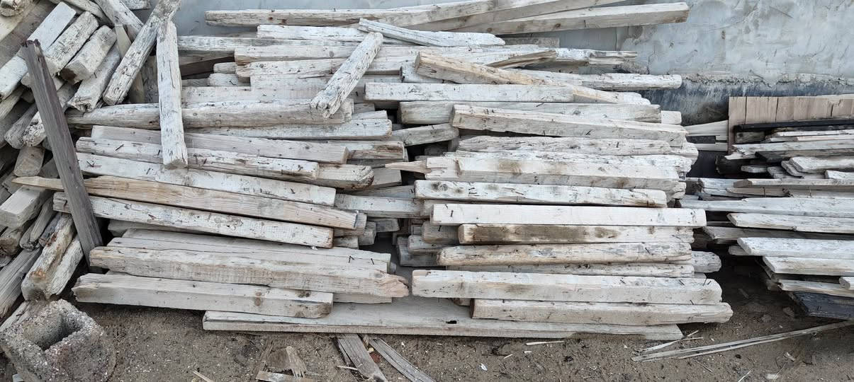 السلام عليكم من رخصة الادمن قالب للبيع ورگ اربعة متر واحد متر وورگ من متر ل مترين ونص وسيور مقاصير مكاني البصرة السعر مليون التواصل على الرقم ***********
