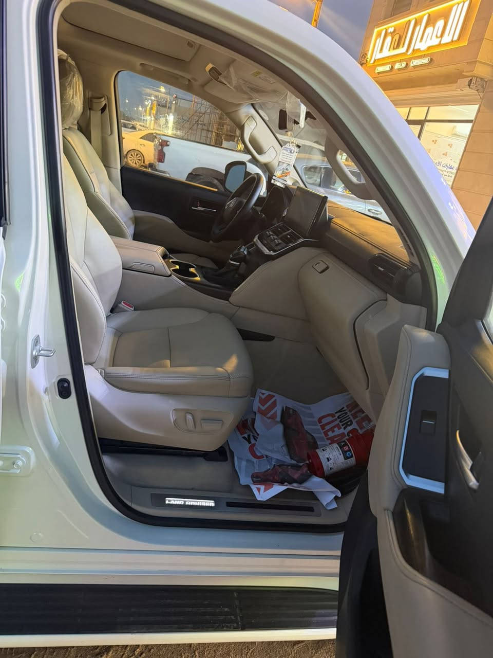 السلام وعليكم لاندكروز موديل 2024 توين تيربو ساز لمتد فول مواصفات  رقم اربيل ماشيه 39 الف كفاله عامه السعر ب730 العنوان بصره الهاتف ***********
