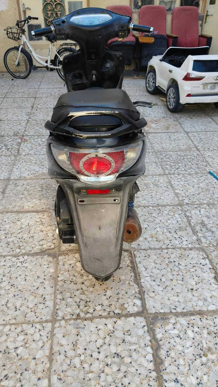 سلام عليكم دراجه كامكو جي فور للبيع دراجه نضيفه مكينه مفتوحه مجفته مكينه ناعمه حلوه نهضه معدل كهربائية كله شغاله مانقصه شي السعر 325 وبيه مجال مكاني نجف كوفه حي ميسان رقم ***********
