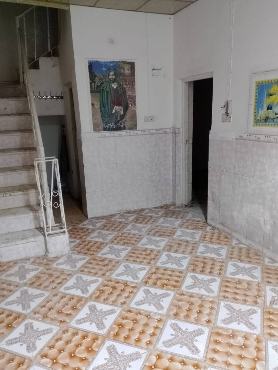 السلام عليكم
بيت اليجار 
جمهوريه 
غرفه موزع وستقبال ومطبخ وصحيات وطارمه وسطح 
يجاره قفل 400
***********
