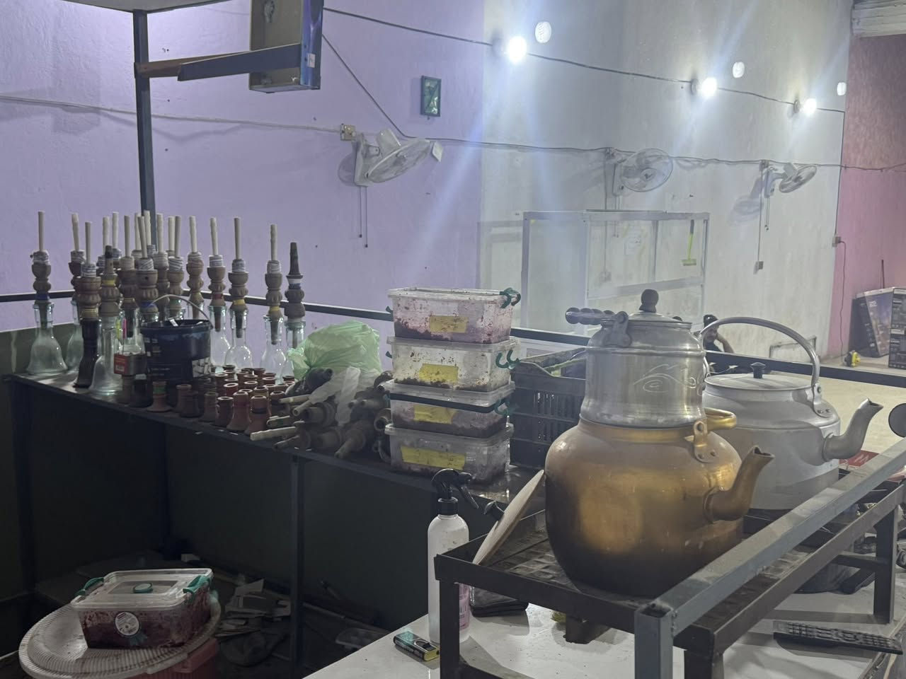 كراسي عدد 30 
ميز عدد 6 قياس متر في متر 
كامرات منضومه 
بلازمه حجم 55 
خلاط الماني عدد 2 
كاونتر عدد 1 
صحيات كامله 
مروحه جداريه عدد 8 
طبلات عدد 12 
نراكيل عدد 30كامل الملحقات 
طباخ قواري 
منضومه نت كامله 
منضومه مال لعبات كامله       أسعار جداا مناسبه للبيع مستعجل الاستفسار ***********
