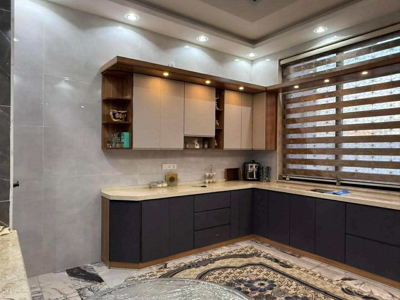 دار للبيع درجه اولى
بناء حديث 
زوير الغربي شارع غسل السيارات 
المساحه ٢٠٠متر الواجهه ١٠متر نزال ٢٠ متر
ركن
يحتوي على ٣غرف نوم وصاله وكلدور ومطبخ ومجمع صحيات 
للاستفسار ***********سيد علي 
مكتب 🏢 الوسيط 
الأرضيه مرمر
