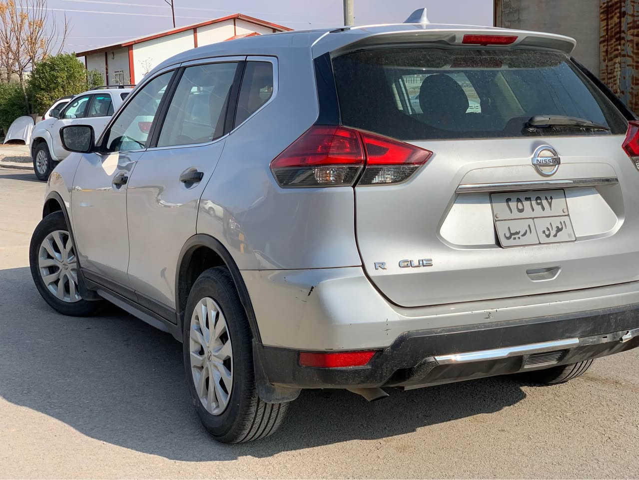 نیسان رۆگ ٢٠١٧ 
دوو پارچەی هەیە نیو بۆنیت و نیو چاملغ بێ ناو گرتن بێ ئێرباگ 
سەیارەکە  زۆر خاوێنە 
***********
شوێن :هەولێر أربيل, العراق
