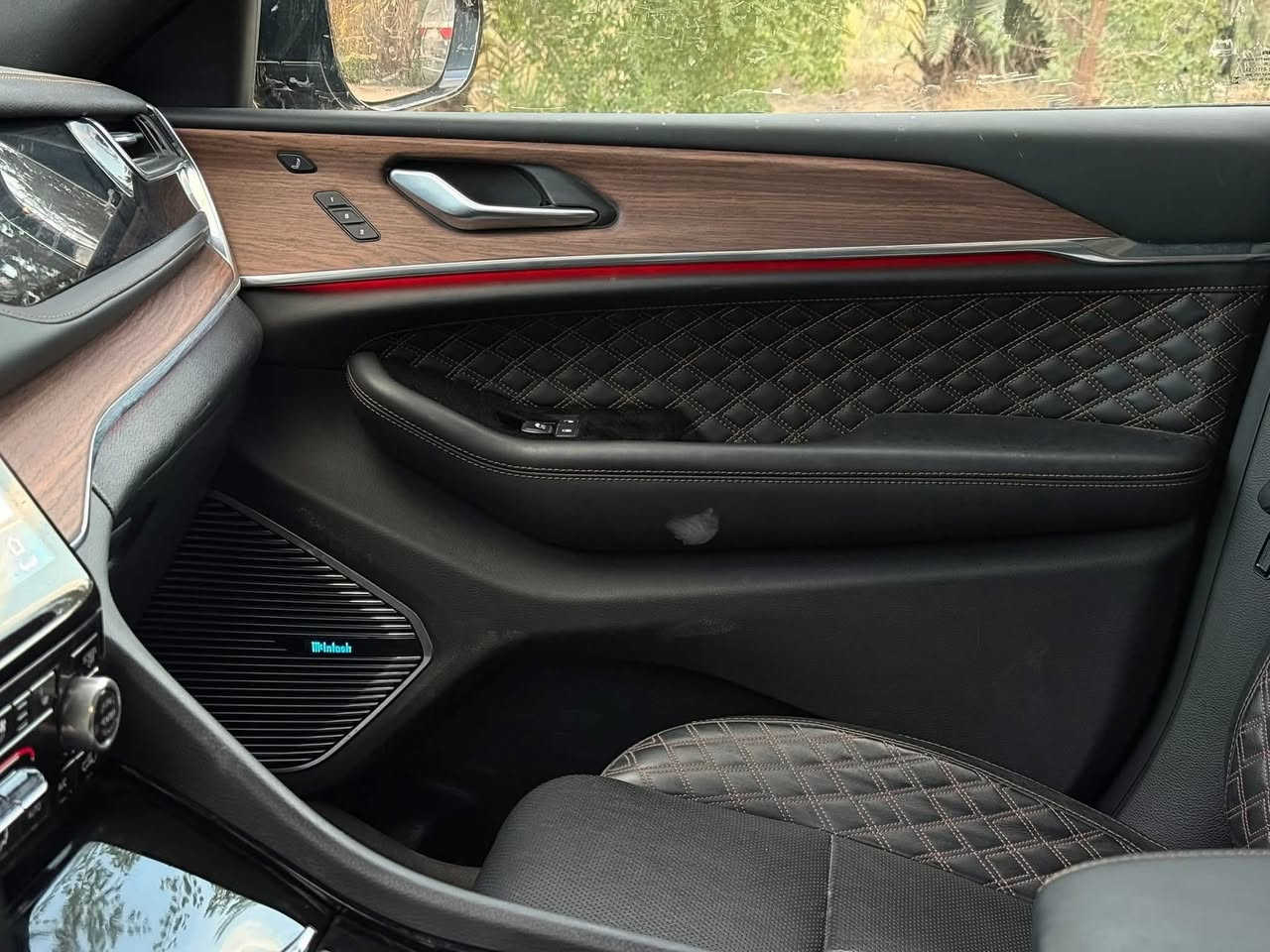 السلام عليكم جيب سومت 2024
🚙 للبيع | جيب جراند شيروكي 2024 Summit (دفع رباعي 4X4) 🇺🇸

📄 الحالة: ضرر جاملغ واللغد فقط — بدون شاصي  

🔍 تفاصيل المركبة: رقم كامل جاهز الصور قبل الترقيم .

وكاله الرقم ذوي شهداء وكاله عامه مطلقه 

• الفئة: Summit (فئة القمة بالفخامة) 👑

• العداد: 7 الف مايل

• المحرك: 3.6L V6 💪

• ناقل الحركة: أوتوماتيك 8 سرعات

• نظام الدفع: رباعي 4X4

• معدل الصرف: 19–26 mpg

• اللون الخارجي: Diamond Black 🖤

• اللون الداخلي: Tupelo (بيج فاخر) 🤎

✨ أهم المواصفات والتجهيزات:

🔹 الفخامة والراحة:

• مقاعد جلد فاخرة

• مقاعد أمامية مدفأة ومبردة 🔥❄️

• تدفئة مقود

• ذاكرة مقاعد

• باب خلفي كهربائي

• دخول وتشغيل ذكي

• تشغيل عن بُعد

🔹 أنظمة القيادة الذكية:

• مثبت سرعة متكيف

• نظام قيادة شبه ذاتي

• Dynamic Steering

• Night Vision 🌙

• التعرف على إشارات المرور

🔹 أنظمة الأمان المتقدمة:

• فرملة طوارئ أوتوماتيكية

• نظام تحذير الاصطدام

• تحذير مغادرة المسار

• مراقبة النقطة العمياء

• Front Cross Traffic Alert

• Rear Cross Traffic Alert

• نظام مساعدة صف

• كاميرا خلفية

• Brake Assist

• نظام الثبات الإلكتروني

• مصابيح LED + أوتو هاي بيم

🔹 التكنولوجيا والترفيه:

• نظام ملاحة

• Bluetooth®

• USB Port

• Premium Sound System 🔊

• Satellite Radio

🔹 الخارجية:

• جنوط ألمنيوم

• فتحة سقف / مونروف 

⭐ جراند شيروكي 24 Summit

فخامة كاملة 👑 • دفع رباعي • لون داخلي راقي • تجهيزات متكاملة 🔥

الاستفسار خاص واكون بخدمتك السعر 349


**إذا كنت صاحب هذا الإعلان وتريد حذفه لأي سبب، رجاءا أرسل رسالة إلى الدعم الفني**