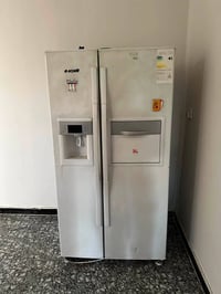 ثلاجه مضيفه حيل وشغاله اريد ابيعها بسبب ضروف ٢٥٠ بيها مجال قليل 078658...