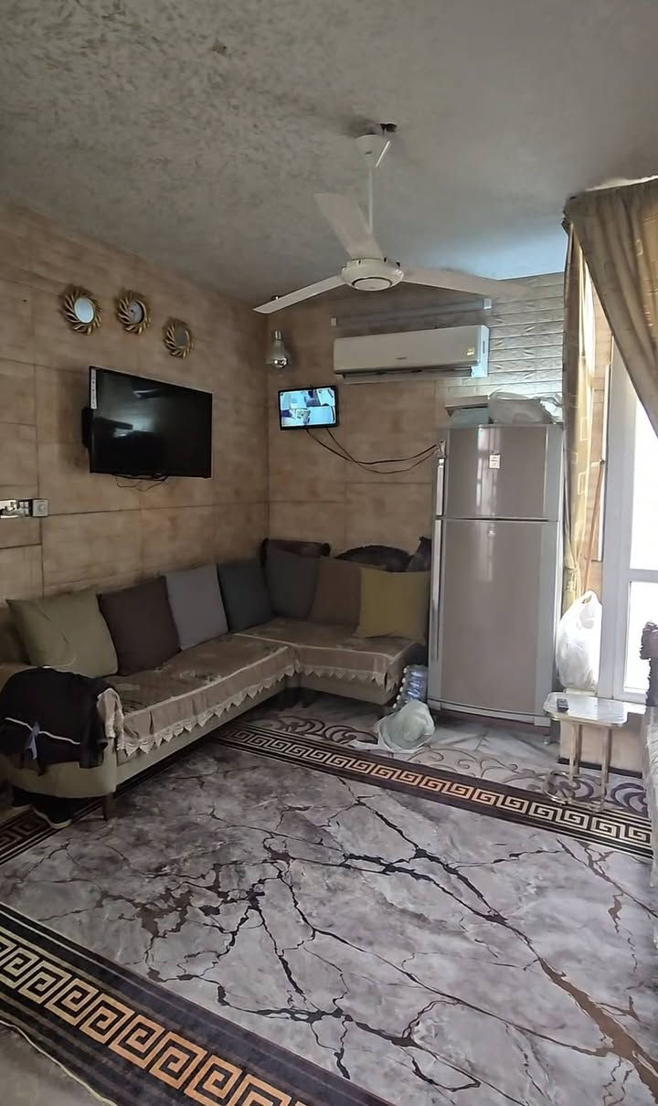 بيت بخارطة بناء جدا مميزة يحتوى على شقة داخله للبيع❗️❗️
الموقع: الدولعي الجديدة ( مقابل منطقة الجكوك مو جهة الحرية )

خلف الشارع العام (المكمل لشارع الحسابات)
يعني بظهر الشارع مباشرة

مساحة الارض 200 متر سند مستقل
مساحة البناء كلش كبيرة كونكريت مسلح

البيت عبارة عن بيت وشقة 
الشقة بيها مدخلين من الكراج درج خارجي او من داخل البيت 

مجموع عدد غرف النوم 5 مساحتهم كبيرة اصغر وحدة بيهن 4x4 والباقيات كلهن 4x5 و4x6 ووحدة منهن 4x7

 يحتوي 4 تواليتات وحمامين ومطبخين 
حديقة كبيرة مساحتها 5x5 تقرييا 
كراج كبير 4x8 
ممر جانبي من الكراج الى باب المطبخ بحيث البيت ما ملتصق بالجيران (للخصوصية وعزل اكثر) 

منضومة الكهرباء مصنعه خصيصا للبيت 3 فيز نظام ريليات بورد تحويل ومنضومة حماية لكل البيت 
حتى كيبل كهرباء جاهز للمولد الداخلية الكبيرة ال 3 فيز 
وكيبل اخر للمولدة الداخلية الصغيرة 

منضومة كاميرات مراقبة

تانكيات وسخانات عدد 2 منفصلة للشقة وحد وللبيت وحد 

جدا يناسب الي عنده عائلة كبيرة او عائلتين مثلا هو وابنه او هو واخوه

البيت والشقة جاهزات من كلشي 
ينباعن هنة واثاثهن ( كامل من كلشي كل غرفة بيها سبلت واثاثها كامل مكمل)

البيت باسمي شخصيا مو دلال 
ورجاء الجاد بالشراء يتصل بيه فقط 

للتواصل:***********
