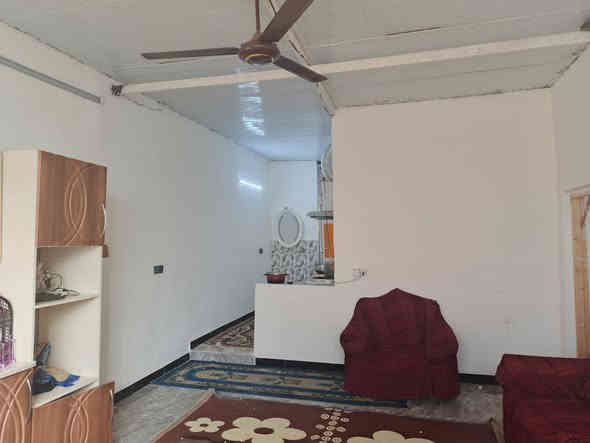 السلام وعليكم
دار للبيع خلف اسواق سبلاش مساحته 300 متر
تبليط ومجاري يتكون الدار من غرفه واستقبال وصاله 7/4
مطبخ حار وحمام 
البيت عكاده بس الصاله سندويج
سعره 65 للأستفسار
***********
