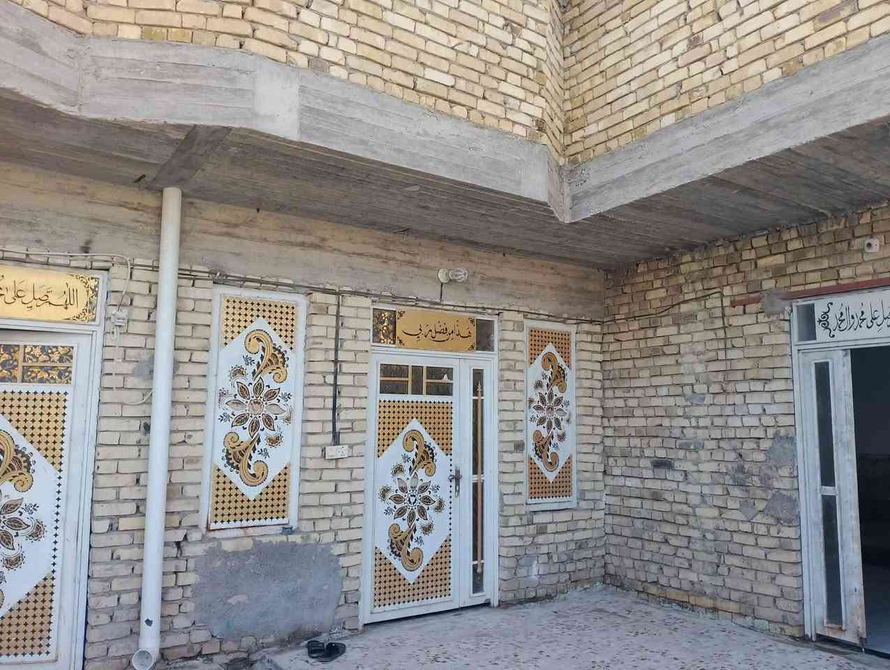 سلام عليكم بيت ركن عله شارعين تبليط المساحه 180 واقع حال 200 لقطعه مربعه غرفتين نوم 5×4 ستقبال 7×4 صاله 8×4 مطبخ 4×4
صحيات خارجيه داخليه العنوان شارع موسه المختار مقابل كراج جديد*********** ألعقار طابو صرف بناء 2021
