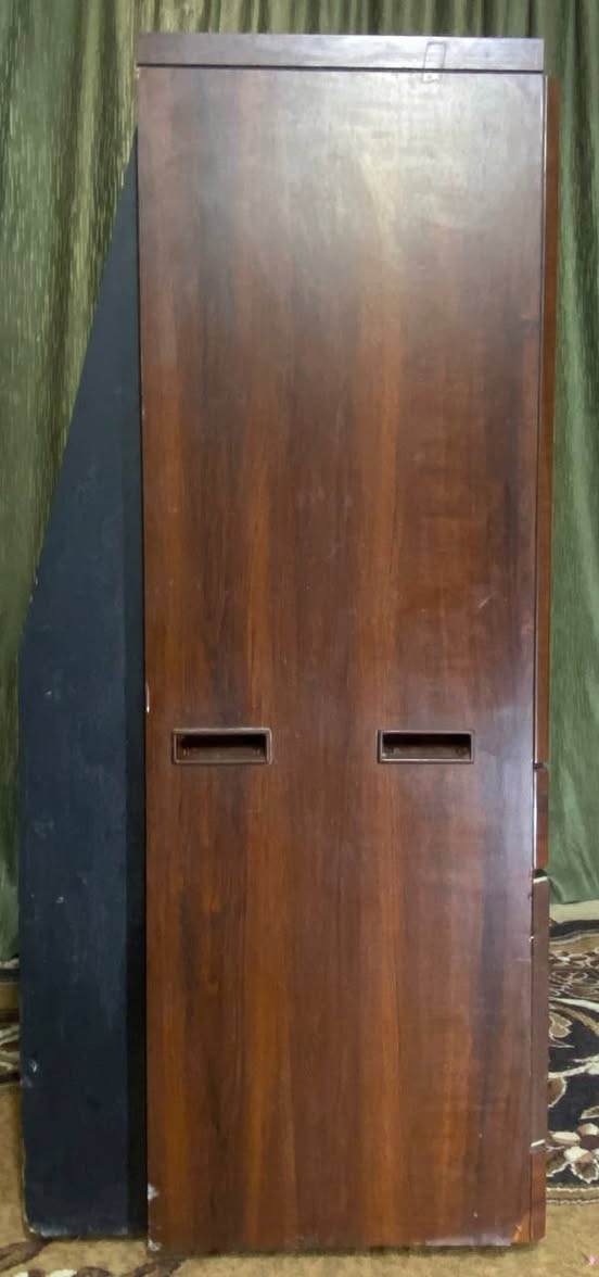 تلفزيون نشنل ياباني ,سنة الصنع 1981 ، العرض 1 متر، الارتفاع 125سنتيمتر, النزال 55 سنتيمتر ، ملاحضه: ( تلفزيون عملاق يحتوي علئ ثلاث شاشات CRT)
***********
