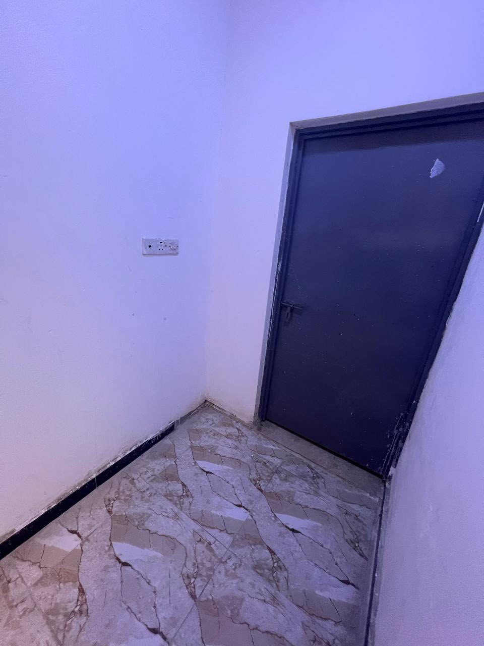 شقه ارضيه الايجار المعقل
تحتوي غرفتين صاله ديوانيه ملحقات
اجار600 📞 *********** 📞
