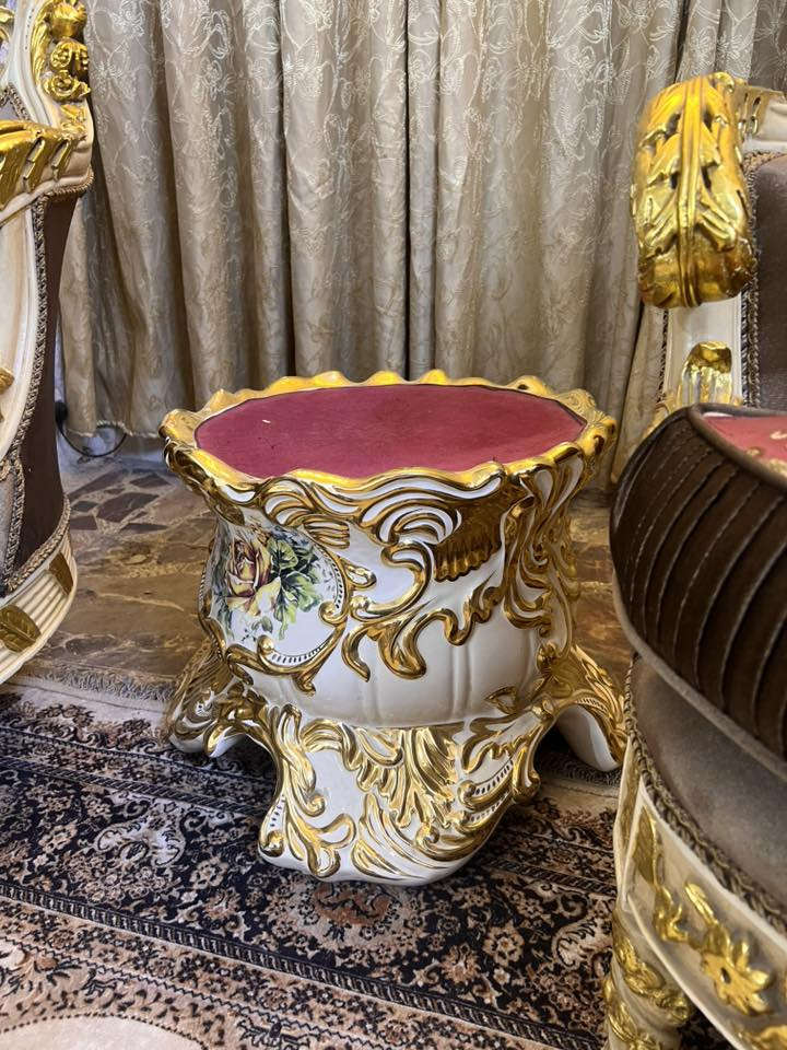 صاله مصري خشب زان طلاء ورق الذهب متكونه من تخم وطبلات مرمر وفاترينا وصور وفازه السعر مليونين بالمنصور ***********
