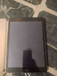 ايباد ٨ • ٣٢ • شاشة مكسورة