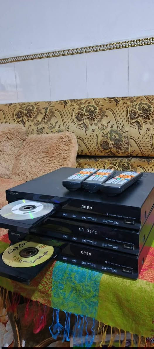 السلام عليكم .
اجهزة مضخمات سوني مسرحي حديث HD .
كهرباء ٢٢٠ فولت كل جهاز يشغل ٦ سماعات 
نظافة فووول .يشغل سماعات نظام ٨ اوم .
 يعني حتئ سماعات السيستمات تشتغل عليه . صوت قوي + بيز فدشي روعة .
اجهزة بلادية شرط و شغالة بالكامل ..
فقط الي بالوسط باب القرص بيه مشكلة ما يفتح 
مع كل جهاز ريموت تحكم و كيبل HD للشاشة .
اخراج الصوت الكلي للجهاز ٣٠٠ واط يحتوي علئ قرص DVD و CD و MP3
 ادخال اواكس تكدر تربط عليه النقال او الشاشة 
  فلاش رام ..مشغل صوت و مشغل فيديو كذلك 
 راديو FM  .
مع خاصية ايكولايزر للتحكم بنغمة الصوت و تقسيم للسماعات التي تعمل بالنظام المسرحي المحيطي و نظام الاستيربو عالي الوضوح .
سعر الجهاز ٥٠  الف نهائي واصل لمكانك بلا احراج رجاءا .
اي استفسار او للمراسلة موجود خاص او 
*********** البصرة .موجود توصيل شركة .
