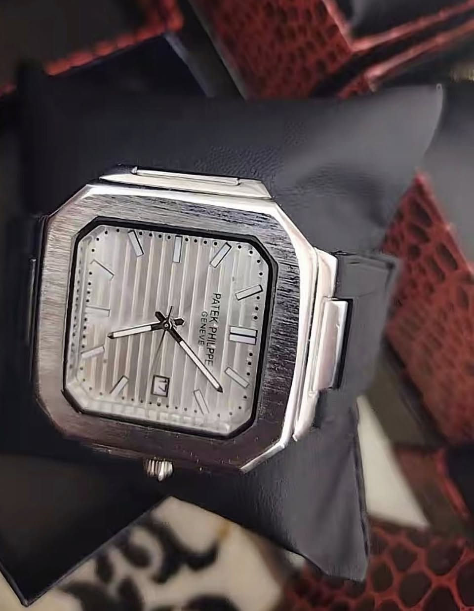 متوفر مجموعة ساعات
وزن يميل الى الثقل
اختام
منفذ يومي شغال
سعر القطعة 25 الف للطلب
على الخاص او على الوتساب
***********
