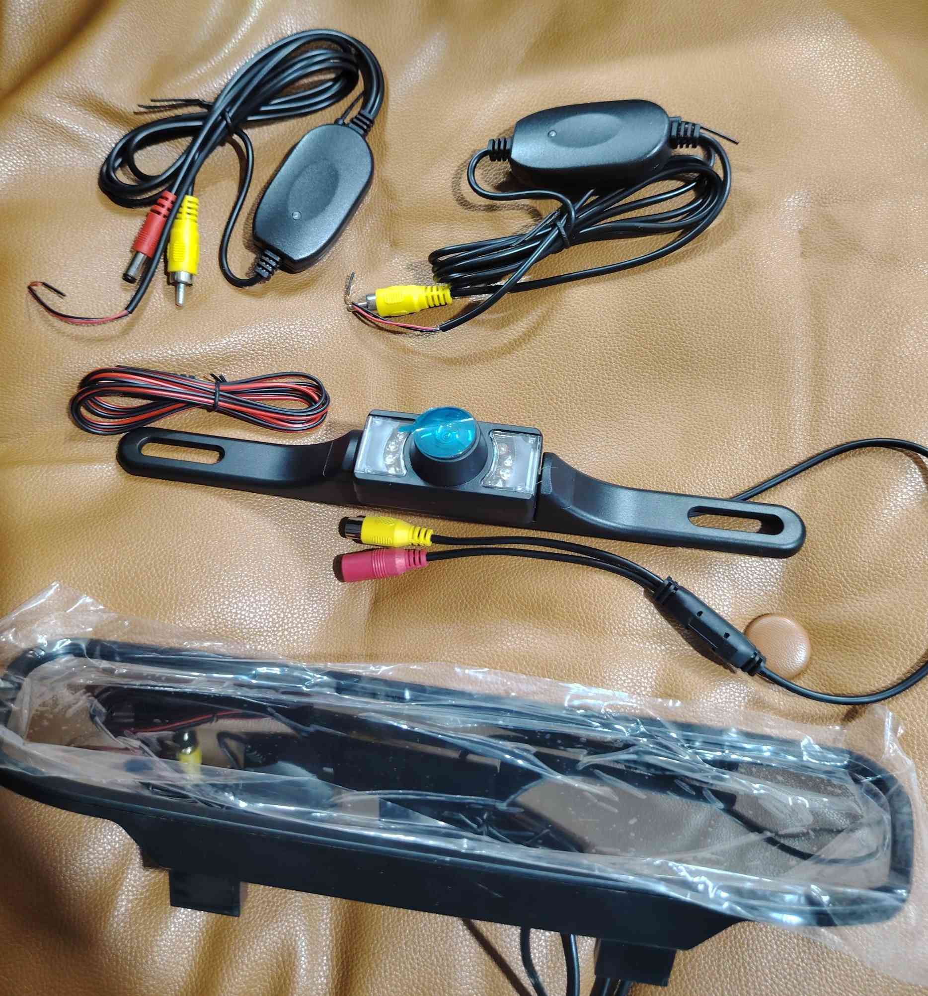 كاميرا خلفية للسيارة تُثبت على لوحة الترخيص (Car License Plate Rearview Camera).هذا النوع من الكاميرات مصمم ليتم تركيبه بسهولة كإطار للوحة السيارة الخلفية، مما يساعد السائق في الرؤية عند الرجوع للخلف.مميزات ومواصفات عامة لهذا المنتج:سهولة التركيب: تُثبت مباشرة كإطار للوحة الترخيص دون الحاجة لثقب جسم السيارة في الغالب.زاوية رؤية واسعة: توفر الكاميرا عادةً زاوية تصوير عريضة (تصل أحياناً إلى 170 درجة) لتغطية النقاط العمياء خلف السيارة.دعم الرؤية الليلية: تشتمل العديد من هذه الطرازات على مصابيح LED مدمجة لتحسين الرؤية في ظروف الإضاءة المنخفضة.مقاومة للماء: المنتج مصمم للاستخدام الخارجي، لذا يكون عادةً بمعيار مقاومة للماء (مثل IP67 أو IP68) ليتحمل الأمطار وظروف الطقس.


**إذا كنت صاحب هذا الإعلان وتريد حذفه لأي سبب، رجاءا أرسل رسالة إلى الدعم الفني**