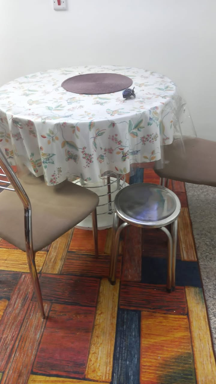 السلام عليكم ورحمة الله وبركاته 
من رخصـة الأدمن المُحتـرم ..🌹
ميـز طعـام زجـاج
مع كراسي عدد ٢
بحالة جيدة 
العنوان بغداد
السعر ب ٦٥ الف 
للاستفسار الأتصـال على الرقم 
هـ/***********
