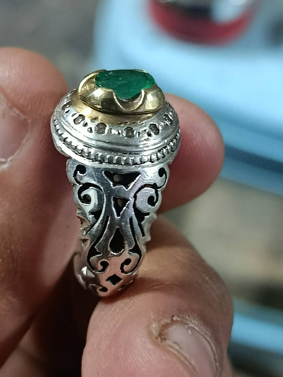 زمرد زانبي  طبيعي  مطعم الماس
12 ماسه 
صياغه موحد  مختوم. 
وزن 15 غرام 
شبابي قياس 24  
***********
السعر 125 الف  سعر ثابت 
بغداد / الامين الثانيه
