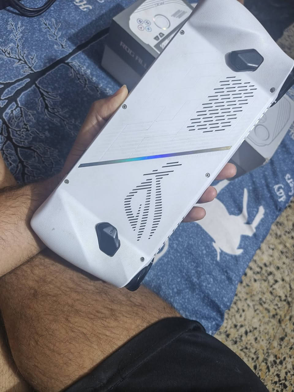 لبيع روك الاي نسخه z1 نضافه جدا عاليه ملحقاته كامله كلش نضيف السعر ***********
