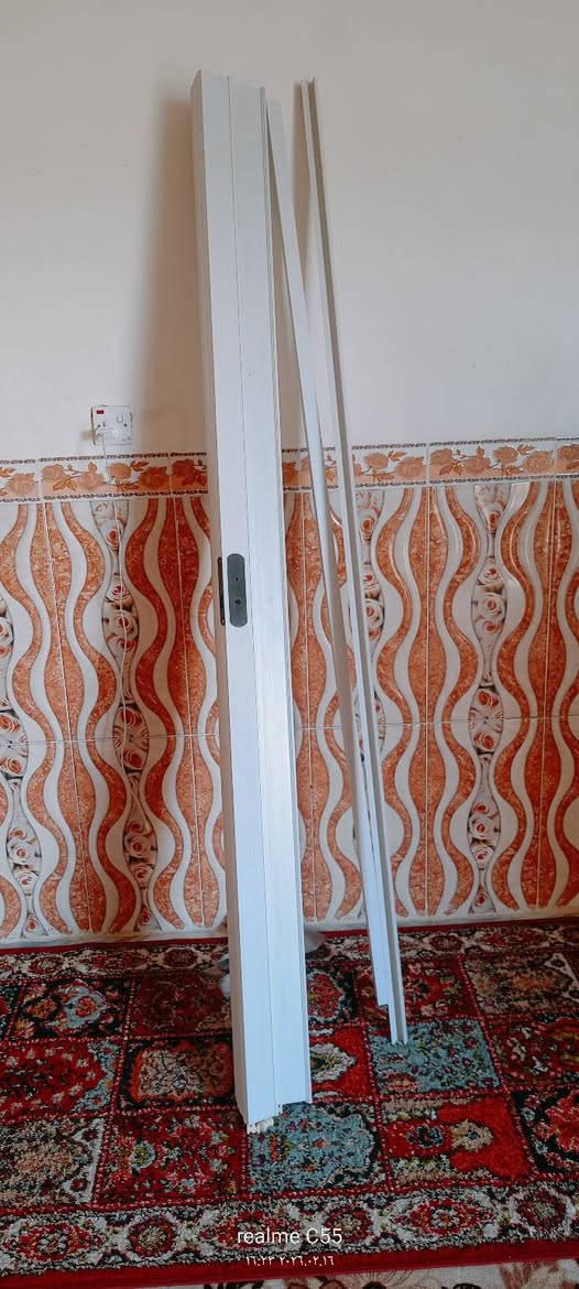 السلام عليكم
براد عارضة عامودي شغال نقصه بس الشمعة الداخلية 
باب المنيوم سلايت ينطبق مثل ما موجود بالصورة 
للاستفسار الاتصال على ***********
