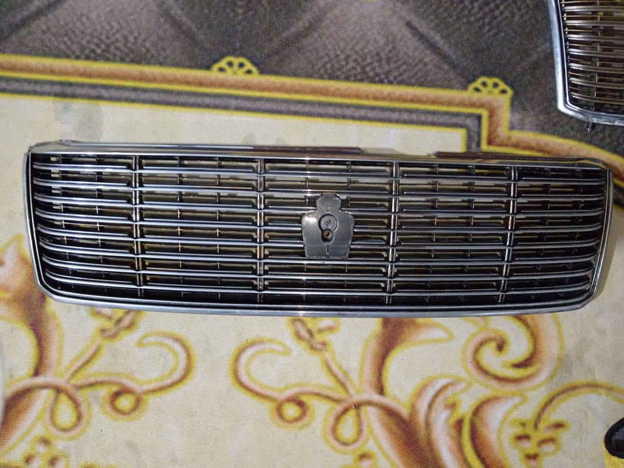 السلام عليكم شبابيك (راس الثور)  اثنين كرستال واحد عادي نضاف بدون اي ضرر السعر اللكل 75 الواحد عل 25 الف يوجد توصيل لجميع المحافظات *********** بيه واتساب
