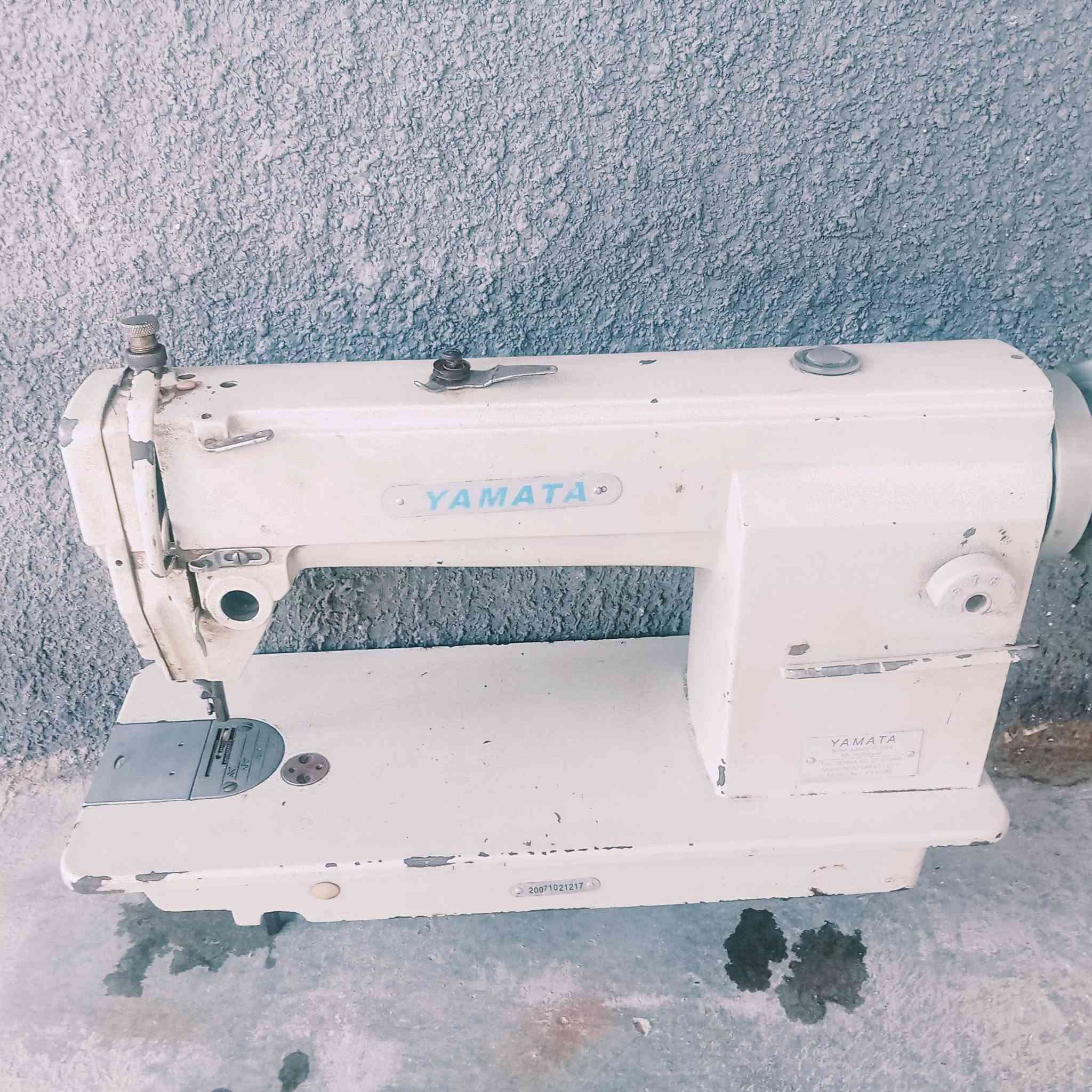 سلام عليكم بس مكينه  خياطه صناعيه نقص جوزه شغاله ونضيفه سعره125الف ***********
