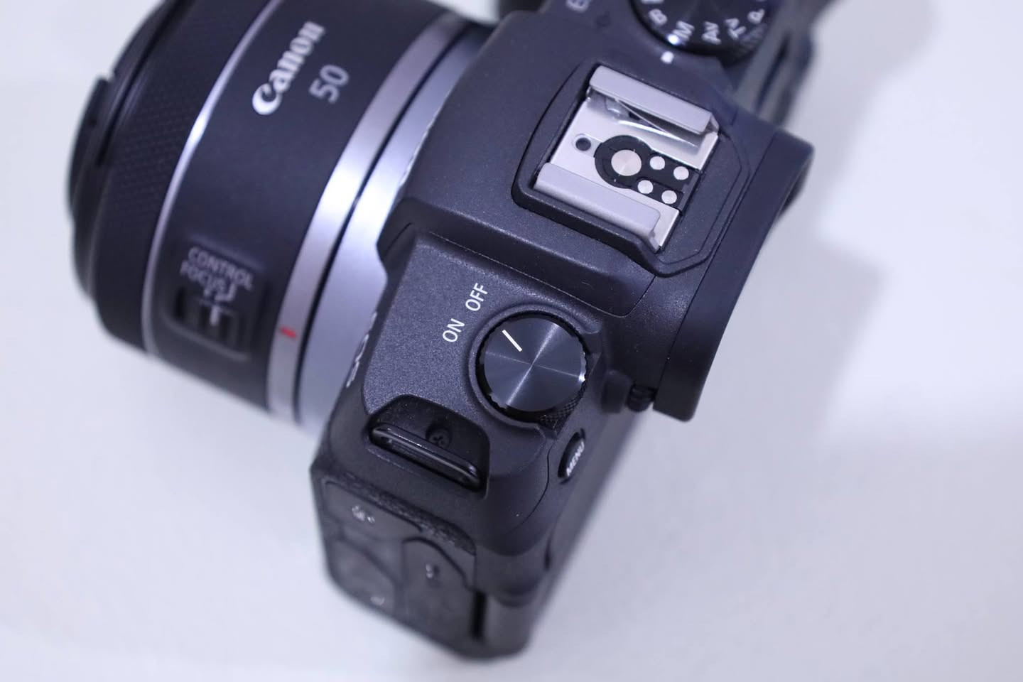 📸 Canon EOS RP Mirrorless + RF 50 mm f1.8 STM
كاميرا ميرورلس Full-Frame خفيفة وقوية، مثالية للتصوير الاحترافي وصناعة المحتوى 🎥

✨ المميزات:

• مستشعر Full-Frame يمنحك جودة صورة عالية وتفاصيل دقيقة

• تصميم خفيف وسهل الحمل للسفر والتصوير اليومي

• تركيز تلقائي سريع ودقيق بميزة تتبع الوجه والعين

• تصوير فيديو 4K بجودة ممتازة

• عدسة RF 50 mm متعددة الاستخدام (تصوير عام – بورتريه – سفر)

• أداء ممتاز في الإضاءة الضعيفة

🎯 خيار رائع للباحثين عن جودة Canon بسعر عملي

الكاميرا جديد كارتون مستخدم مرتين فقط 

- السعر 1,250,000 مليون و 250 ألف 

  

‎للأستفسار الاتصال على

 ***********

***********

‎🚖 توصيل لكافة المحافظات🚖 

‎
