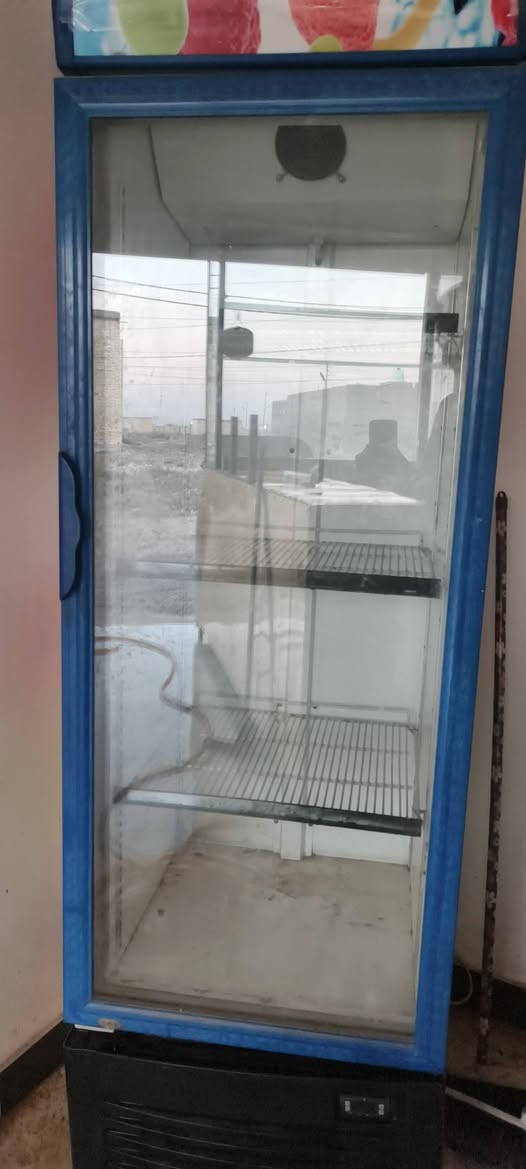 السلام عليكم غراض مطعم للبيع جام خانه ورفوف وميز  وطباخ ٣ عيون نار يحتوي على قلاية فنكر وطاوه وعين صغيره + براد جديد استخدام شهر العنوان حي الداخليه التواصل على الرقم ***********
