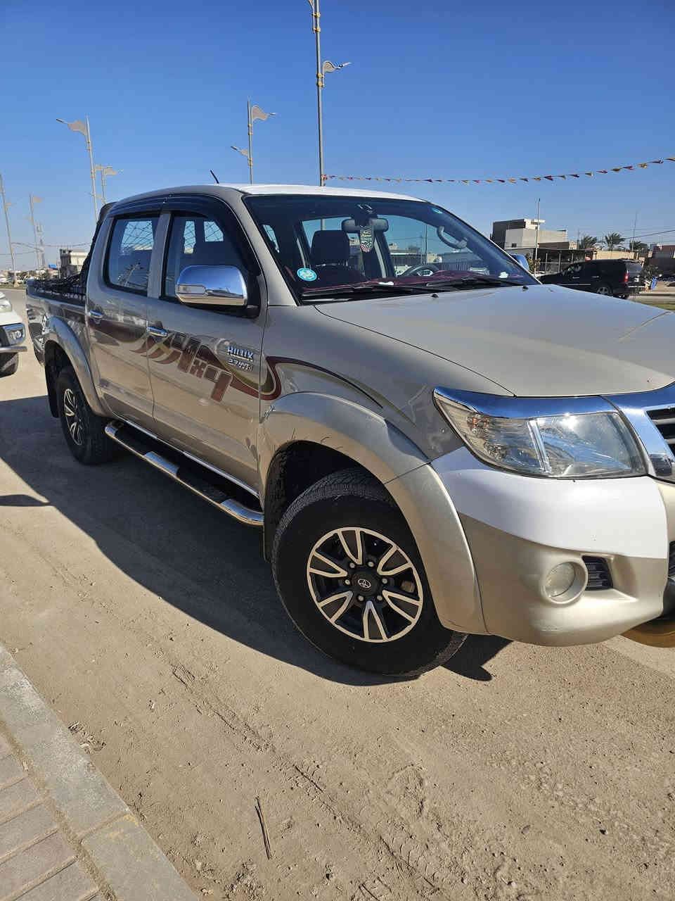 هايلوكس للبيع كفله سياره سعر ٢٠٠وبيه مجال شي قليل لون سلفري عنوان  واسط نعمانيه ***********
