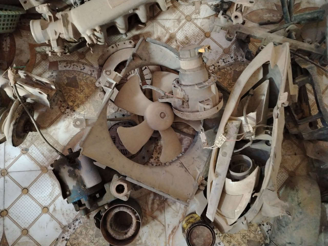 قطع غيار سيارات مختلفة تفصيخ للبيع
#باسعار مناسبة جدا
تصفية محلات
#ملاحظة القطع بلاد وليس تجاري
#سيارة نوع بي واي دي موديل ١٣
#محرك سيارة بيكاچو مفتوح
#مجموعة داينموات سيارات #ابطوط
#مراوح
#راديترات
#مرايات 
#دبة و #عمبار
#ثلاجات
كما يوجد #بطانة بيبان سيارات مختلفة
منها #جيب و #اوباما موضح بالصور جديد حاوية
مشكل وبعض السيارات المختلفة
بأسعار مناسبة جدا بالجملة

#الموقع
العمارة _ الحي الجامعي _ مقابيل الكلية الأساسية
#ملاحظة
يوجد فيديو كامل اول التعليقات 

للاستفسار اكثر الاتصال على الرقم
***********
