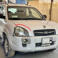 توسان ٢٠١٠ بيه صبغ مثل موضح بالصورة وبارد بالجنطة رايده. ١١٨ $ وبيه مج...