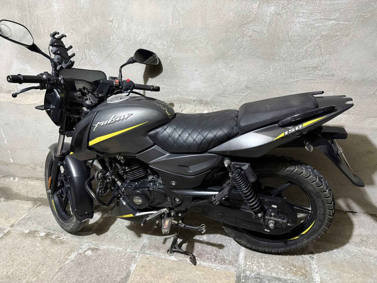 السلام عليكم
بولسر نيون 150 
موديل 22/23
سنويه بسمي 
الدراجه حلوه ومرتبه وبيهه اضافات حلوه وغراضهه البلاديه موجوده  
وغراض احتياطيه الهه عندي اكو جدد واكو مستعمل

مكاني بغداد 
السعر 2 مليون وبيهه مجال بسيط
***********
